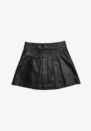 Minigonna nera plissettata in ecopelle con una cintura caratterizzata da quattro piccole borchie a forma di fiore.