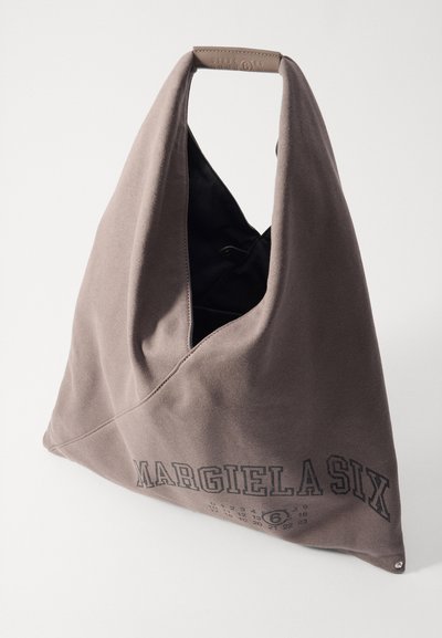 Sac fourre-tout en toile grise avec un design asymétrique unique. Dispose d'un intérieur noir et du texte imprimé "MARGIELA SIX" à l'avant.