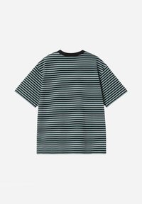 Camiseta a rayas en verde azulado y negro, con mangas cortas, cuello redondo y corte relajado. Tejido suave con rayas horizontales uniformes.