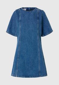 Jeanskjole med korte ærmer, rund halsudskæring og en udskærmet form. Har kontrasterende syninger og en midt-blå vask.