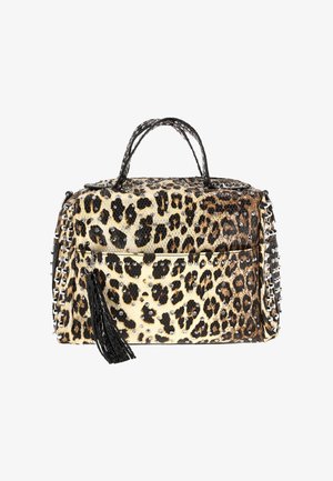 Håndtaske med leopardprint, sorte håndtag, nitter og en kvast. Blank tekstur med rektangulær form og lynlås.