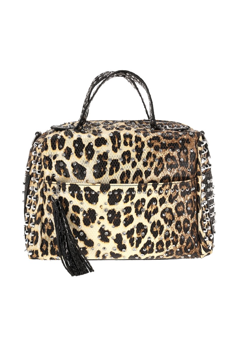 Bolso con estampado de leopardo, asas negras, detalles con tachuelas y un adorno de borla. Textura brillante con forma rectangular y cierre de cremallera.