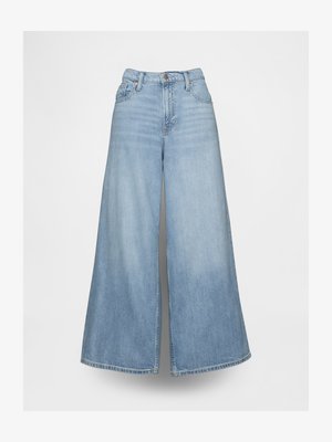 Jeans de mezclilla de pernera ancha en azul claro con cintura alta, cierre frontal de botón y cremallera, bolsillos delantero y trasero sobre fondo liso.