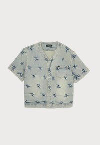 Helehelesin helesin denimist lühikeste varrukatega särk, nööbiga ette ja V-kaelusega, millel on stardipurske mustrid ja üks rinnaeend.