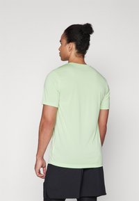 Nike Performance TEE RESET - T-skjorte til trening - vapor green/white