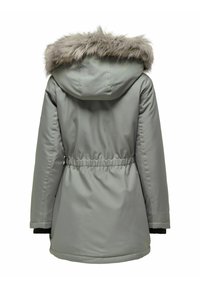 Manteau d'hiver gris avec une capuche bordée de fausse fourrure, taille élastique et poignet noir contrastant. Tissu lisse et isolé avec une coupe ajustée.