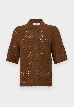 Cardigan en tricot marron en tissu crocheté. Il présente un col, des manches courtes et des boutons sur le devant avec un motif texturé.