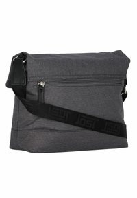 Graue Messenger-Tasche aus Stoff mit einer vorderen Reißverschlusstasche, verstellbarem Schultergurt und Logo-Detail am Gurt. Rechteckige Form.