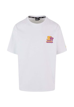 Weißes Baumwoll-T-Shirt mit kurzen Ärmeln, das ein lila und gelbes "S"-Logo auf der Brust trägt. Rundhalsausschnitt, lässige Passform, glatte Textur.