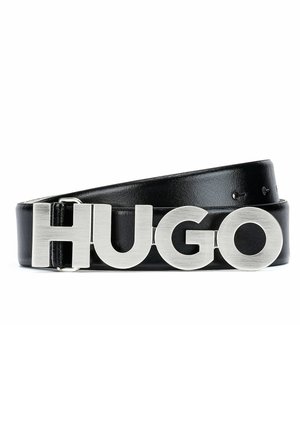 Sort læderbælte samlet med stor sølvmetal spænde, der staver "HUGO" med store bogstaver.