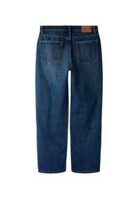 Denim bikses vidējā zilā krāsā, ar brīvu piegriezumu, divām aizmugures kabatām un brūnu ādas birku uz jostas.