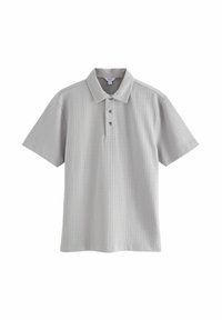Polo de manga corta en gris claro con un patrón de rayas texturizado, tapeta de tres botones y cuello puntiagudo.