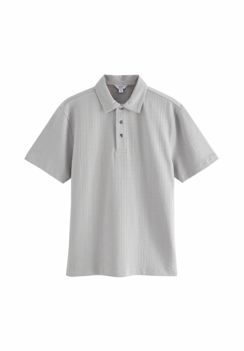 Polo de manga corta en gris claro con un patrón de rayas texturizado, tapeta de tres botones y cuello puntiagudo.