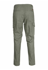 Pantalones cargo caqui, material de algodón, corte recto, bolsillos traseros, bolsillos laterales de carga y un detalle de logo cosido en la cintura.