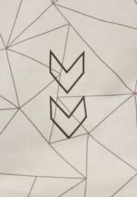 Deux flèches chevron noires pointant vers le bas sur un fond en tissu blanc avec des motifs de lignes géométriques fines marron.