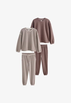 Dwa komplety odzieży domowej: brązowy sweter i pasujące spodnie, oraz bluzka w paski w podobnej palecie kolorystycznej z koordynującymi spodniami.