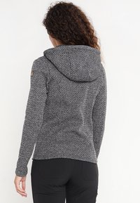 Felpa con cappuccio grigia a motivo con tessuto strutturato, dotata di cappuccio e dettagli del logo discreti. Il capo è aderente e presenta un orlo leggermente curvo.