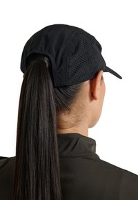 Czarna czapka z perforowanym wzorem i wydłużonym tyłem umożliwiającym wydostanie kucyka, wyposażona w zakrzywiony daszek i lekką tkaninę.