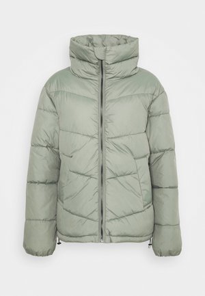 Hellgrüne Pufferjacke mit hohem Kragen, Reißverschluss vorne und horizontalem Steppmuster. Inkludiert verstellbare Kordeln am Saum.