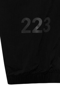 Schwarzer Stoff mit feiner vertikaler Struktur und der Zahl „223“ in Dunkelgrau nahe dem unteren Rand gedruckt.