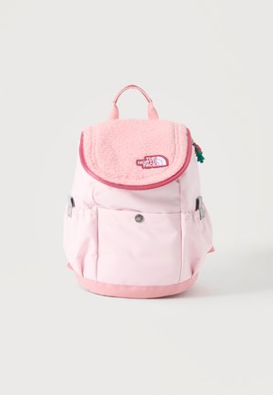 Różowy plecak North Face z klapką z polaru, przednią kieszenią na zatrzask, bocznymi kieszeniami i górnym uchwytem na białym tle.