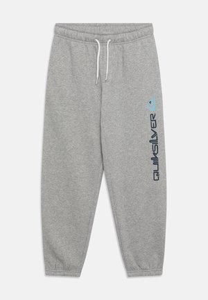 Grå sweatpants lavet af blødt stof, med elastisk talje og snøre, manchetter ved anklerne og et blåt "Quiksilver" logo langs benet.