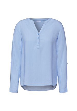 Blouse bleu clair à manches longues avec de fines rayures blanches verticales, une encolure ronde et trois boutons sur la patte de devant.