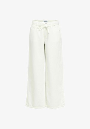 Hvite vide bukser med frontlommer og et stoffbelte knyttet i en sløyfe i midjen.