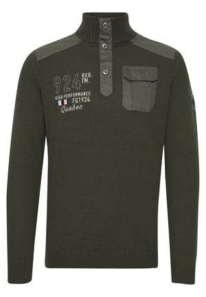 Grønn strikkegenser med høy krage, knappestolpe og militærinspirert lomme. Har broderte tekster og grå skulderdetaljer.