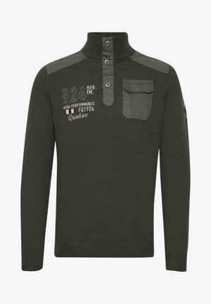 Grüner Strickpullover mit hohem Kragen, Knopfleiste und militärisch inspiriertem Taschendesign. Verfügt über gestickten Text und graue Schulterakzente.