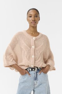 Zacht roze gebreide cardigan met een ronde hals, voorzien van een gestructureerd patroon, knoopsluiting en relaxed gesneden mouwen. Gecombineerd met lichte denim.
