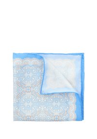 Niebieski jedwabny szalik z złożonymi beżowymi wzorami paisley, gładką fakturą, ozdobnym brzegiem i złożonym rogiem prezentującym jaśniejszy odcień niebieskiego.