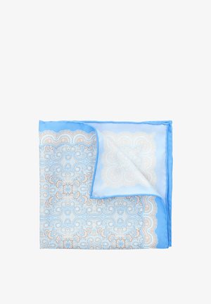 Niebieski jedwabny szalik z złożonymi beżowymi wzorami paisley, gładką fakturą, ozdobnym brzegiem i złożonym rogiem prezentującym jaśniejszy odcień niebieskiego.