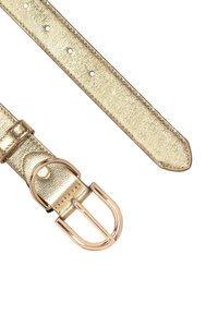 Gouden metallic faux leren riem met een gladde textuur, verstelbare gaten en een roségouden metalen gesp. Rechthoekig uiteinde met een spitse punt.