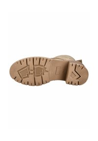 Tan-Bootsohle mit strukturiertem Gummi für besseren Halt, ausgestattet mit tiefen Profilmustern und einer glatten Oberfläche. Logo-Prägung in der Nähe der Ferse.