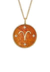 Collier en or avec un pendentif rond. Le pendentif a un fond en pierre orange avec un symbole du Bélier en or et de petits accents en diamant.