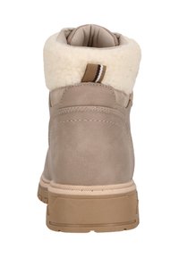 Beige ankelboots med krage av konstpäls, texturerat läderövre och en platt, solid gummisula. Har en dragflik med en randig detalj.