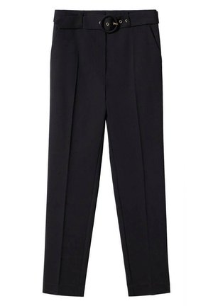 Czarne, dopasowane spodnie z przodu posiadające zakładki, boczne kieszenie oraz pas w tym samym kolorze z okrągłą klamrą.