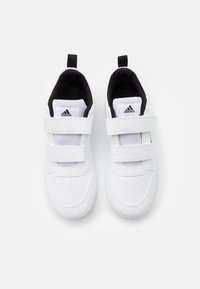 Białe buty sportowe z czarnym wnętrzem, z podwójnymi paskami na rzep, zaokrąglonym noskiem i gładkim materiałem syntetycznym. Logo marki na języku.