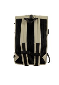 Zaino marrone e nero con pannelli in rete, spallacci regolabili e fibbie. Realizzato in materiale sintetico, presenta una forma rettangolare e texture imbottita.