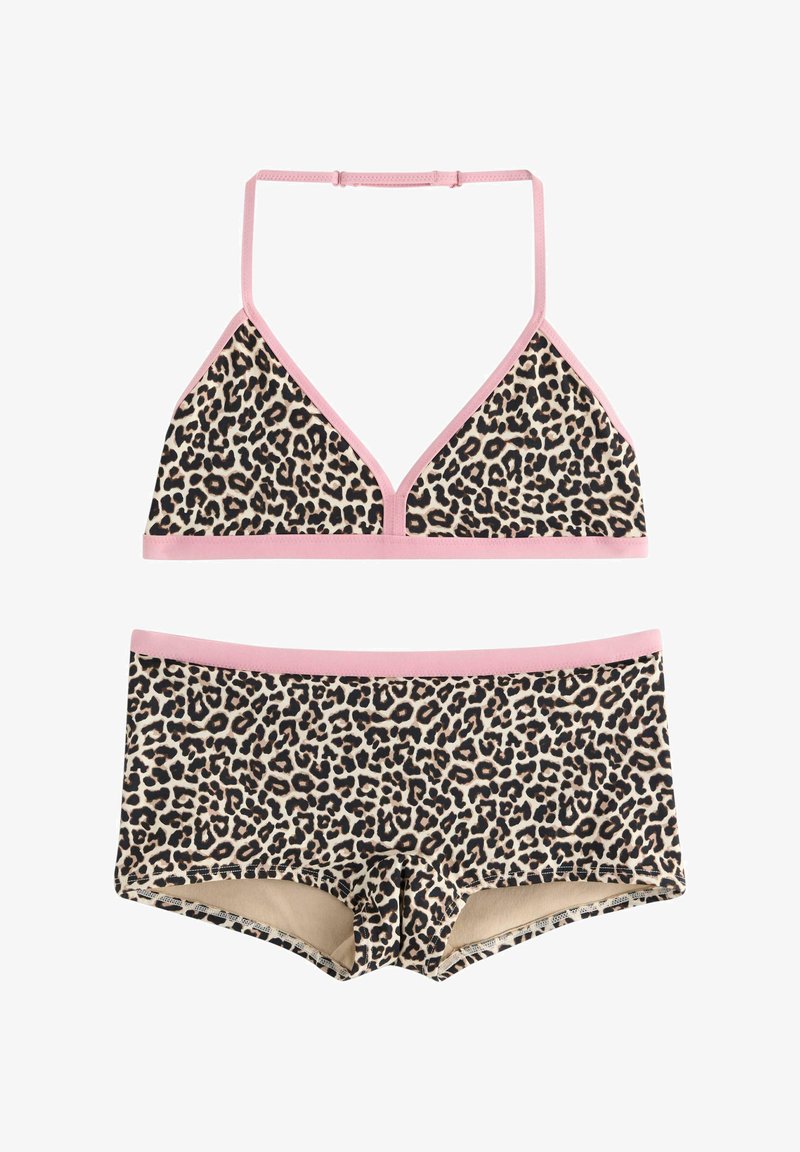 Bikini-setti, jossa on leopardikuosiset kolmion muotoiset rintaliivit ja yhteensopivat poikashortsit, joissa on vaaleanpunaiset yksityiskohdat. Pehmeä kangas, jolla on sileä tekstuuri.