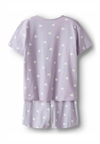 Ensemble de pyjama lilas comprenant un haut à manches courtes et un short, tous deux ornés de petits motifs en forme de cœur blancs. Matière en coton doux.