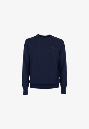 Marineblauwe, lange mouw, ronde hals trui met geribbelde manchetten en zoom, voorzien van een klein bruin logoplaatje op de linkerborst.