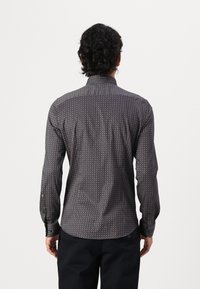 Patroon shirt in donkerblauw en bordeaux, met een getailleerde pasvorm, lange mouwen en een klassieke kraag. Geweven stof met een subtiel ontwerp.