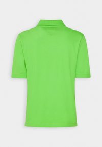 Polo vert vif à manches courtes, vu de dos, avec un col côtelé et des détails de couture simples.