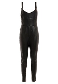 Schwarzer, ärmelloser Jumpsuit aus Kunstleder mit tailliertem Oberteil, breiten Schulterträgern und schmal zulaufenden Hosenbeinen.