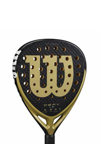 Wilson paddle met een zwart en gouden ontwerp, voorzien van een groot gouden logo, meerdere gaten voor grip en een gestructureerd oppervlak voor verbeterd spel.