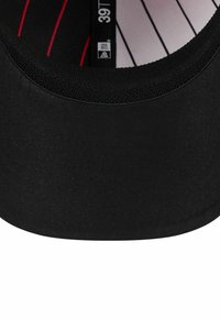 Basis einer schwarzen Baseballkappe mit sichtbarem weißen Größenetikett (39T) und rotem Stich innerhalb der Krone.