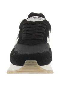 Sneaker noire en matériaux en daim et en cuir, avec un logo et des accents blancs. Lacets doux et semelle texturée pour une meilleure adhérence.