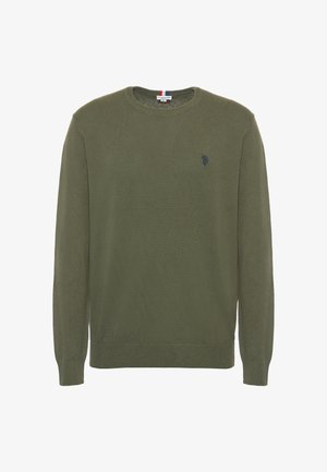 Maglione lavorato a maglia verde oliva con maniche lunghe, collo tondo e un piccolo logo blu navy sul petto. Tessuto morbido e design di vestibilità standard.